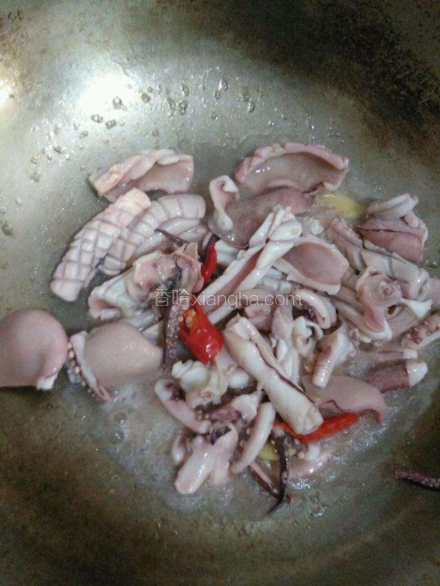 墨鱼倒入锅中翻炒