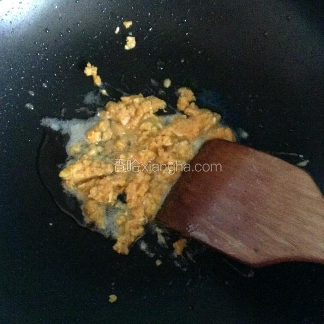 锅中放少许底油，下蛋黄炒制。