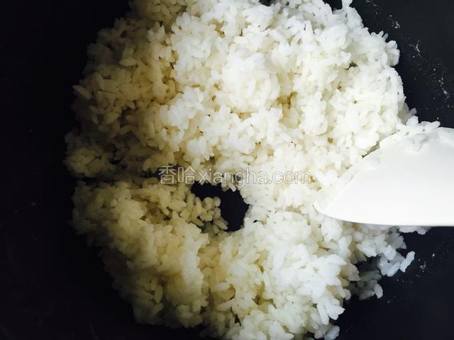把剩米饭搅散，这样炒的时候就好炒了。