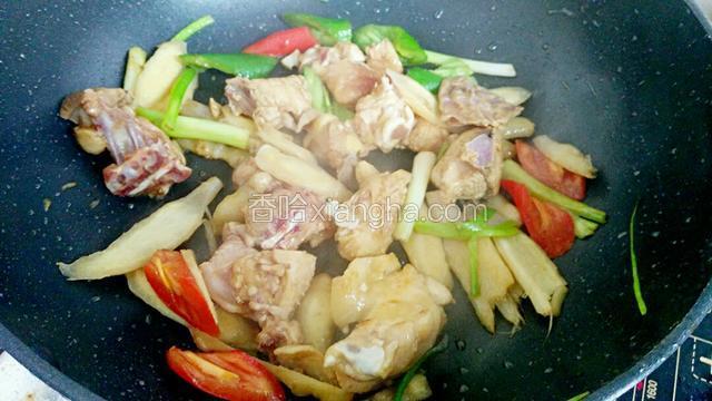 爆炒五分钟至鸡肉煮熟