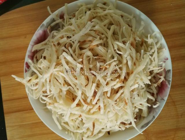 大饼切丝备用