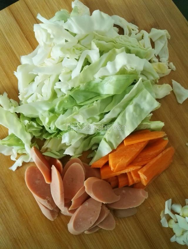 卷心菜，胡萝卜，火腿肠，葱花切好备用