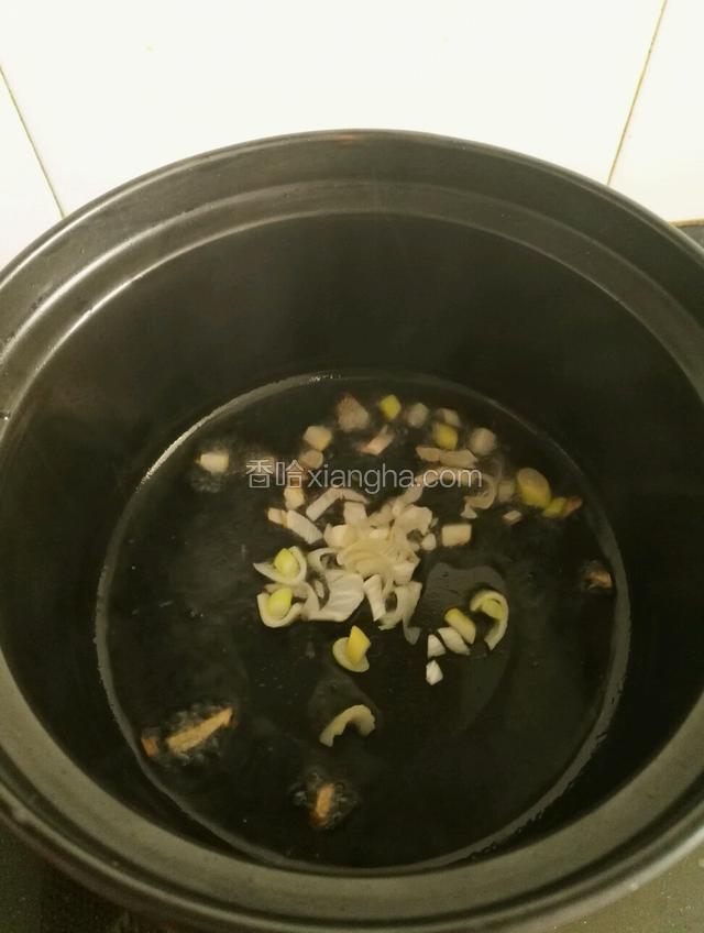 锅烧热后放入适量油，放入葱花炒香