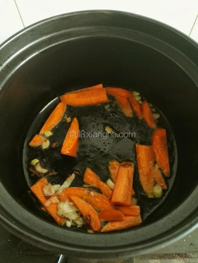 倒入胡萝卜翻炒