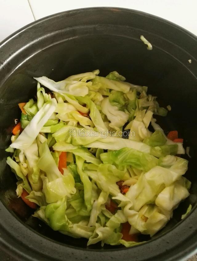 再加入卷心菜翻炒均匀