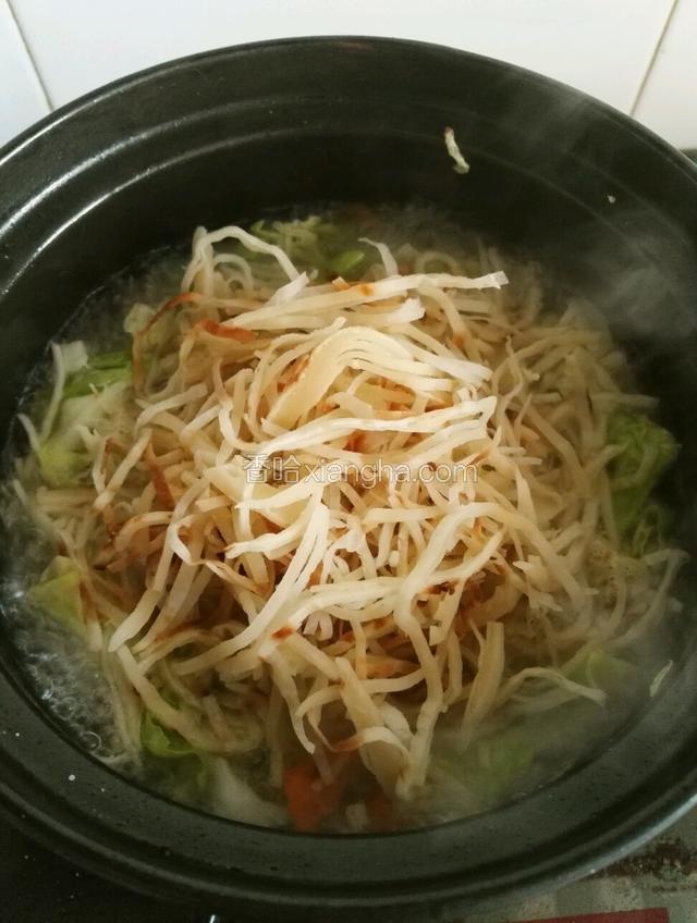 烧开后放入饼丝一起烩