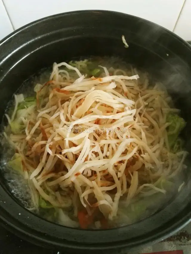烧开后放入饼丝一起烩