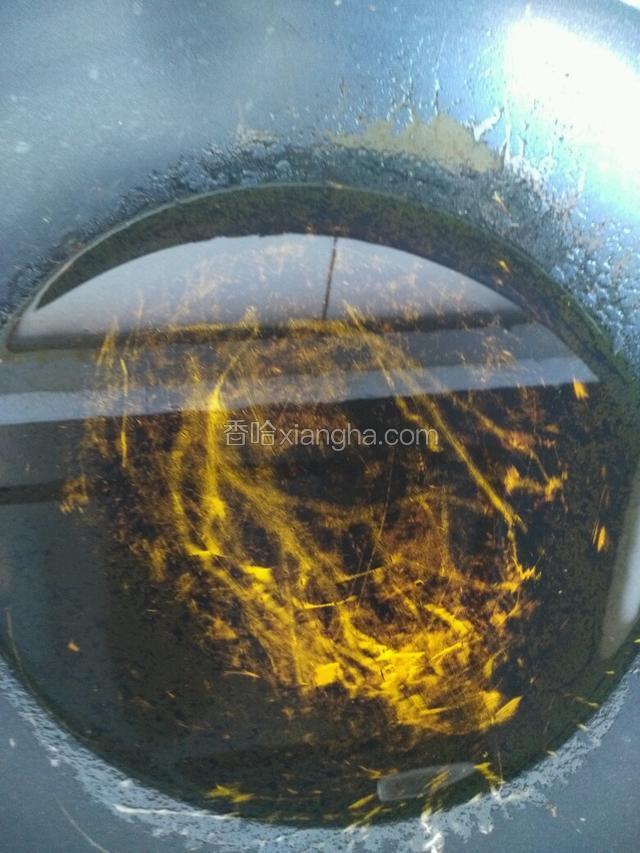 锅中倒油
