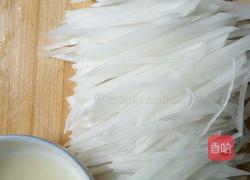 白萝卜鲫鱼汤的做法图解2