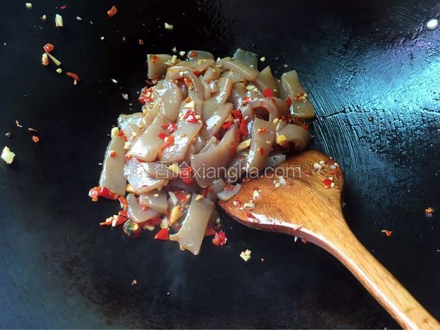 接着把魔芋豆腐放去炒