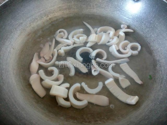 鱿鱼冲洗干净，焯水20秒