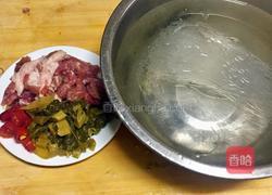 酸菜肉丝米粉汤的做法图解1