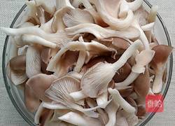 肉片烧蘑菇的做法图解1