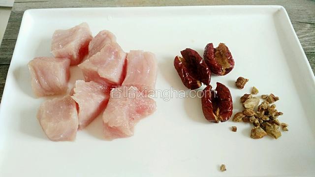 全部材料洗干净，把肉切块