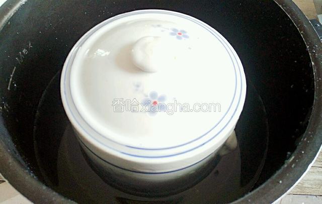锅内放适量水，放入炖盅