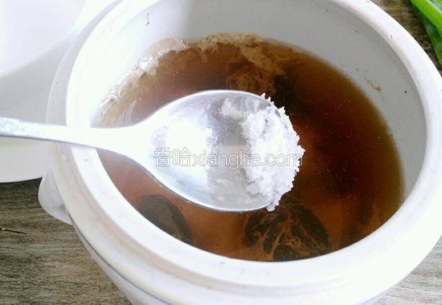 炖煮四十分钟后，加入少许盐调味