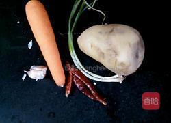 胡萝卜炒土豆的做法图解1