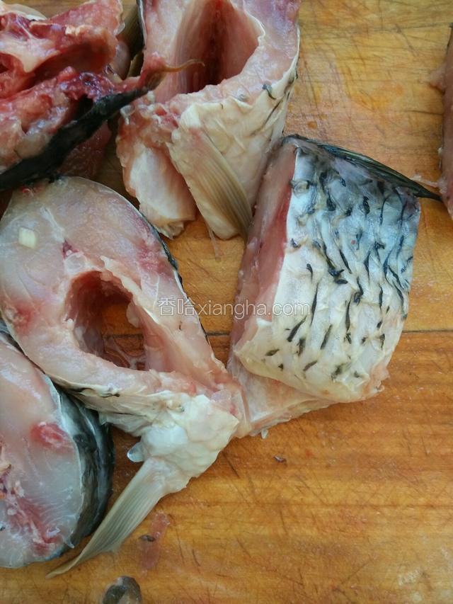 鲤鱼洗净抽腥线，切厚段