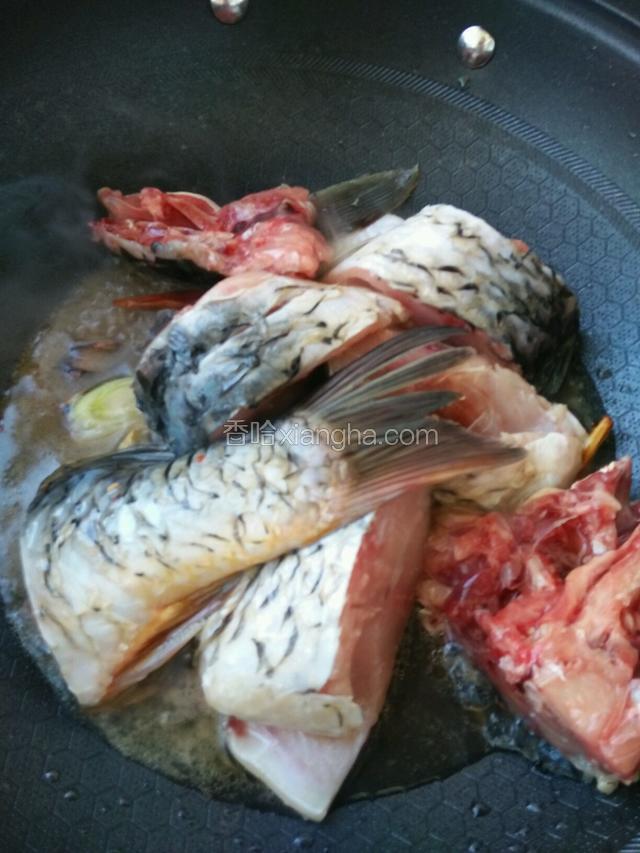 放入黄酒，让黄酒的味道浸入鱼肉