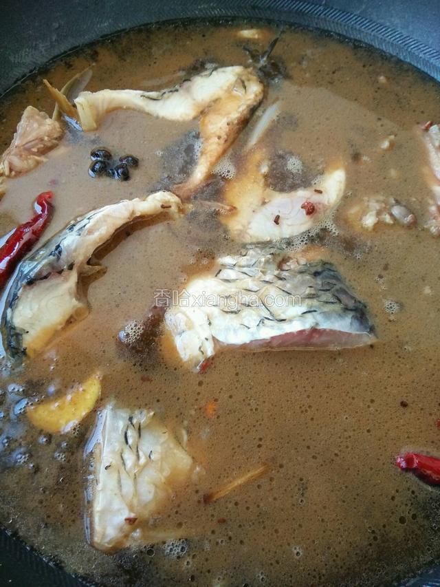 加入莫过鱼的热水，不要翻面，盖盖，煮开后转小火二十分钟。