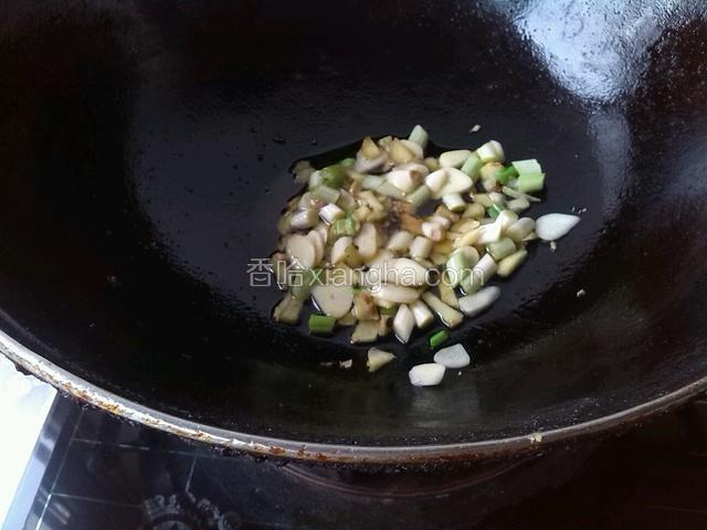 锅里留少量油炒香葱姜蒜