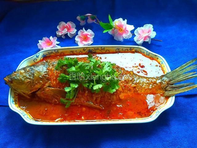 盛入盘中，上面放香菜装饰