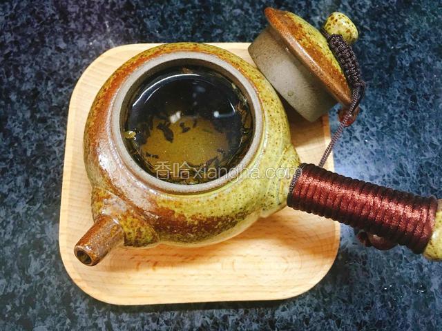 先用开水泡红茶。
