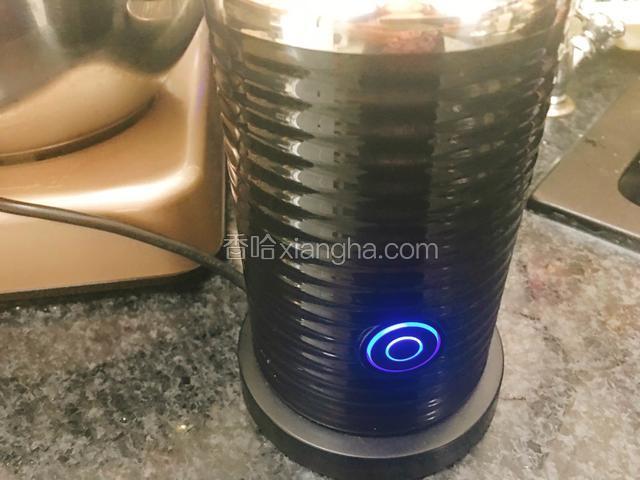 长按奶泡机开关，蓝色为冷打，打发淡奶油。