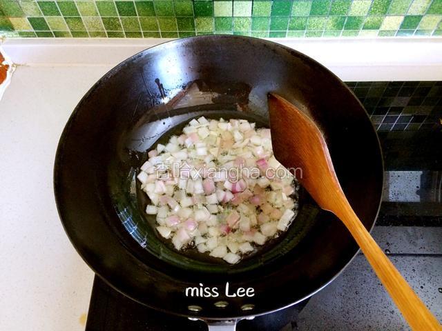 热锅，放入略微多一点点的油，八成热时倒入洋葱煸炒出香味；