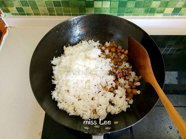 土豆丁炒熟之后，加入米饭；