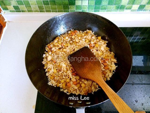 用木铲充分压散，这样做也能帮助米饭入味；