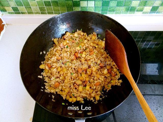 翻炒匀均，散发出孜然香气和葱香，即可关火出锅了。