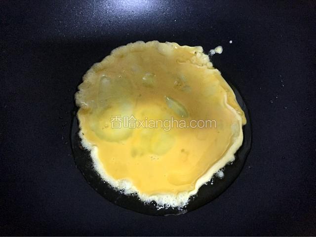 锅中倒入适量油烧热后放入鸡蛋液煎熟盛出