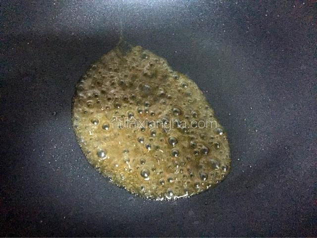 平底锅煎好鸡蛋剩下的底油倒入蘑菇酱，加入少许清水烧至浓稠即可