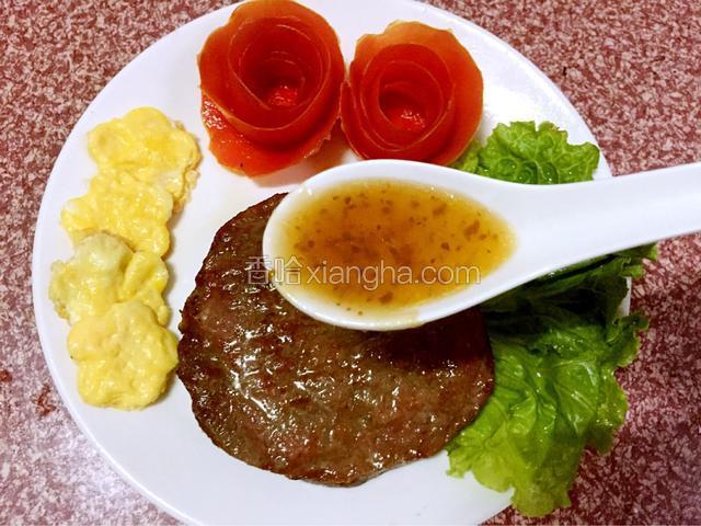 把蘑菇酱汁淋上牛排即可食用