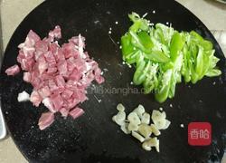 青椒炒肉丁的做法图解3