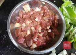 青椒炒肉丁的做法图解4