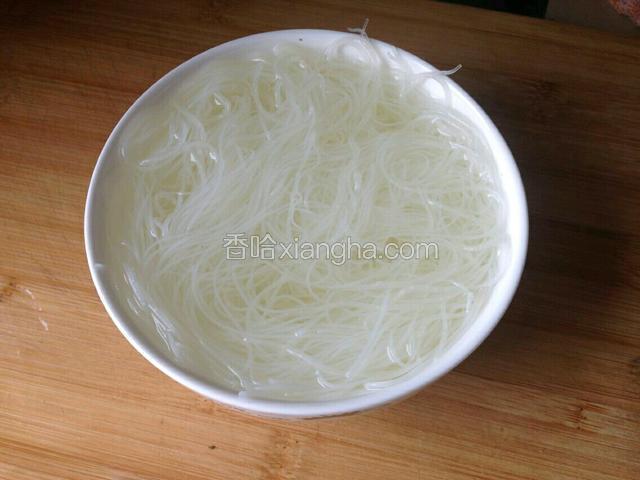 粉丝用温水泡软