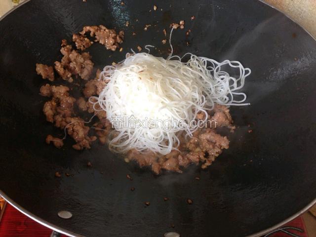 将泡软的粉丝倒进去翻炒，临出锅前加适量盐，少许鸡精进行调味即可
