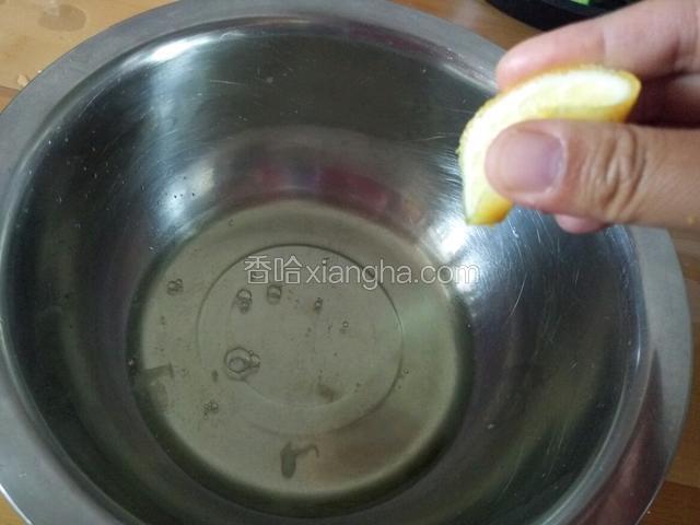 在蛋清里挤入几滴柠檬汁