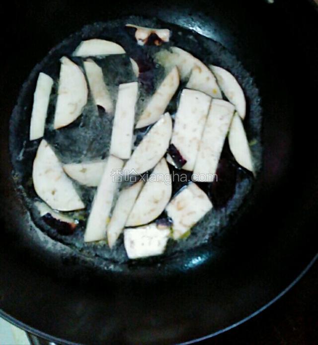 锅里放凉水烧开！将茄子倒入焯水。茄子变软捞出压去多余水份。