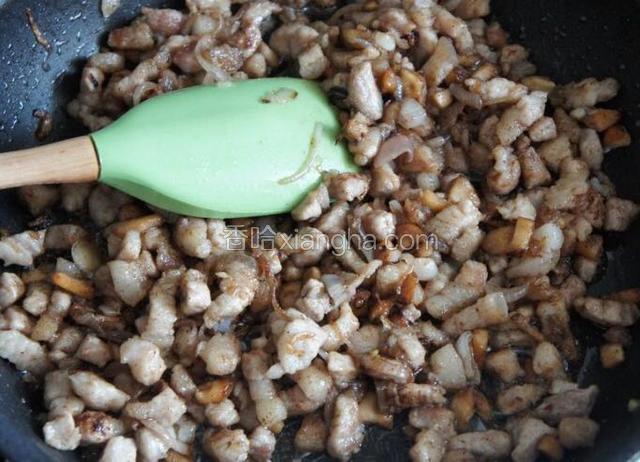 再把五花肉倒进去煸炒，加糖，五香粉和胡椒粉炒