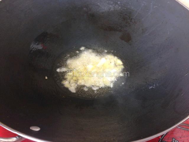 干锅放油烧热，放进姜蒜爆香