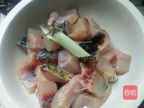 剁块腌制，放料酒花椒等，不放盐，鱼块要小，才入味，便于酥油锅。