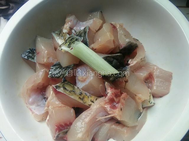 剁块腌制，放料酒花椒等，不放盐，鱼块要小，才入味，便于酥油锅。