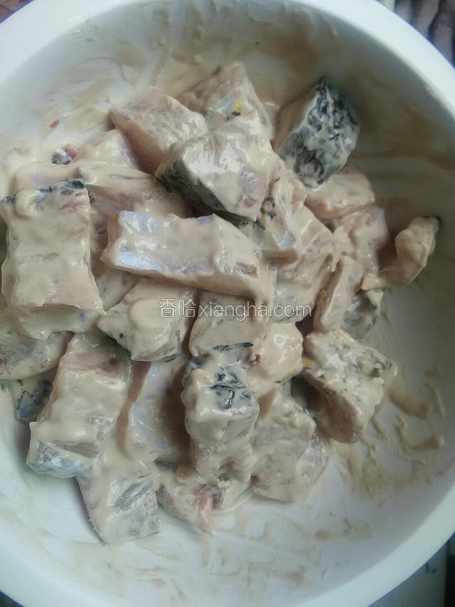 放淀粉抓好，淀粉一定要稠，便于成型。