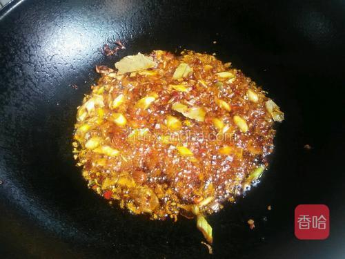 下糍粑剁椒，炒出红油，下豆瓣炒干水气下白酒各种香料，泡姜蒜，炒至油红香气四溢