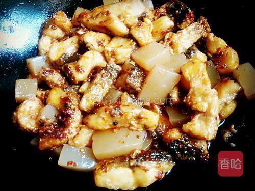 放入鱼块和魔芋翻炒，加红酱油，白醋白糖。