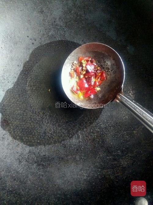 起油高温炝干红浇于盘中入图