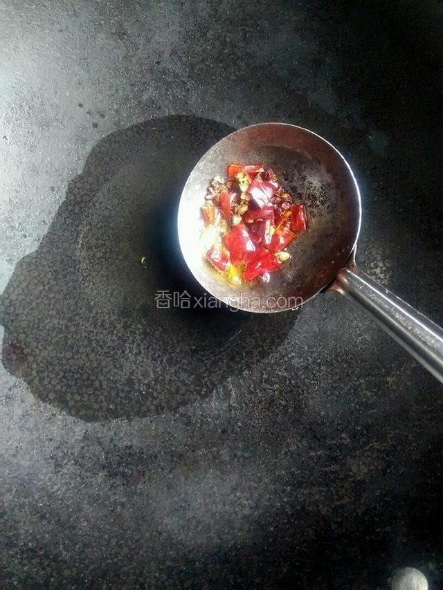 起油高温炝干红浇于盘中入图